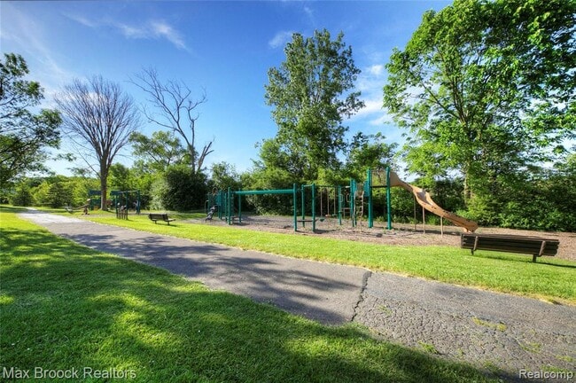 Building Photo - 30118 Kingsway Dr