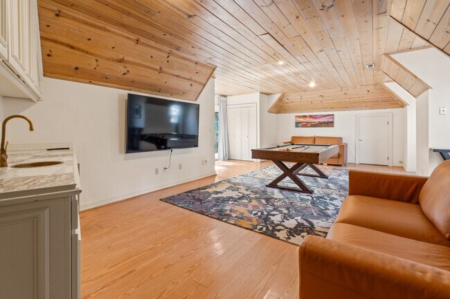 Building Photo - 6408 E Mercer Way