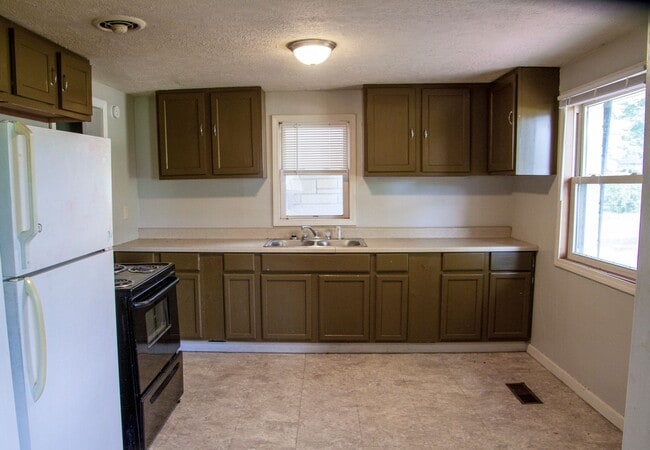 Building Photo - Spacious Three Bedroom Two Bath Home