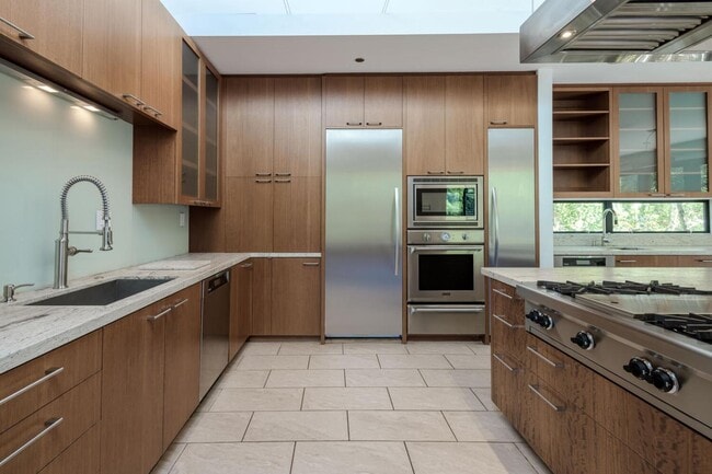 Building Photo - 2510 Skyfarm Dr