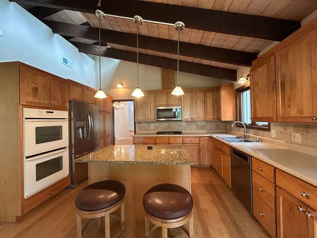 Building Photo - $3,350 | 5 Bedroom, 2.5 Bathroom House | P...