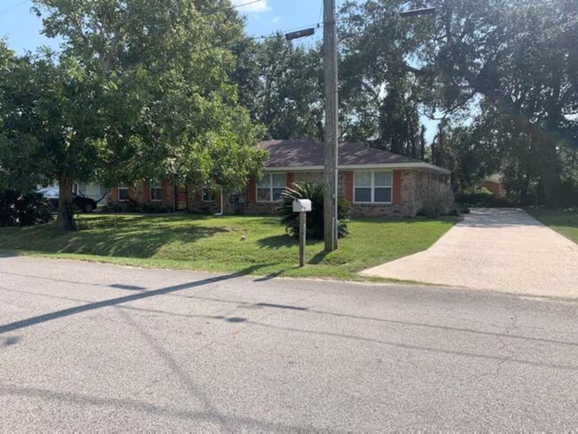 Building Photo - 402 Ulman Ave