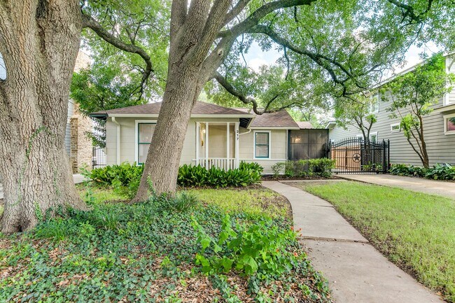 Building Photo - Charming Home in Alamo Heights ISD with Bo...