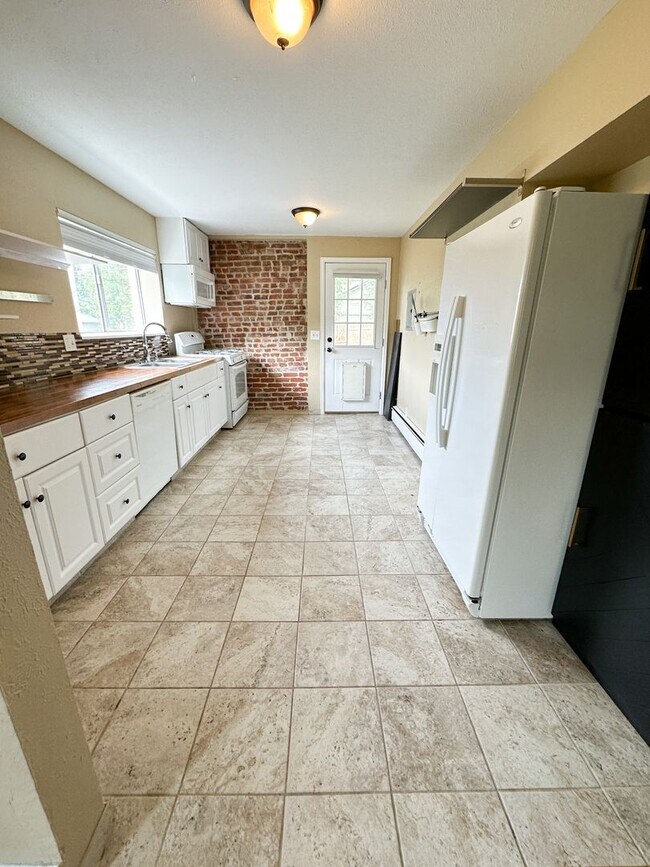Building Photo - Adorable Sloan's Half Duplex