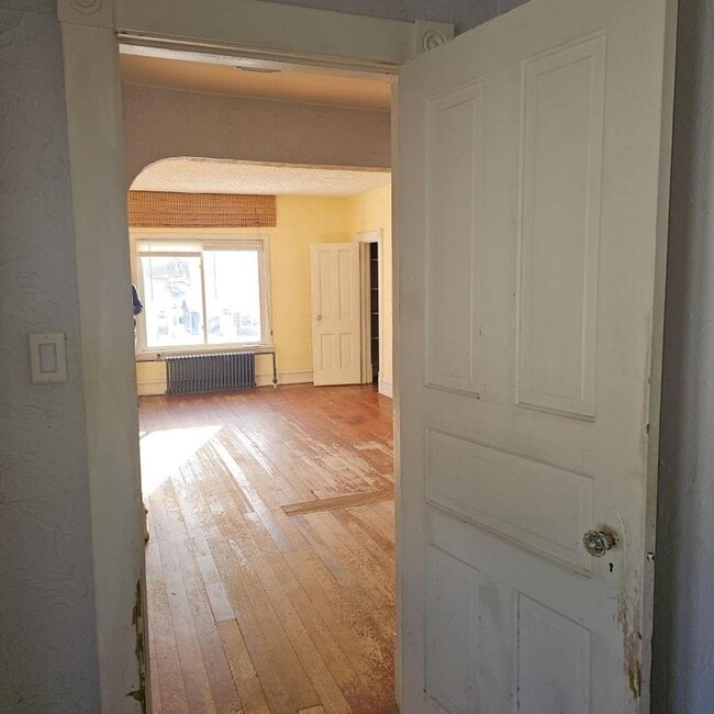 Building Photo - 208 W 3rd Ave