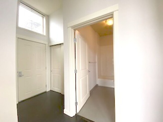 Building Photo - Sun-Filled Queen Anne Condo With Private E...