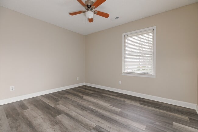 Building Photo - 220 Saddle Rock Ct