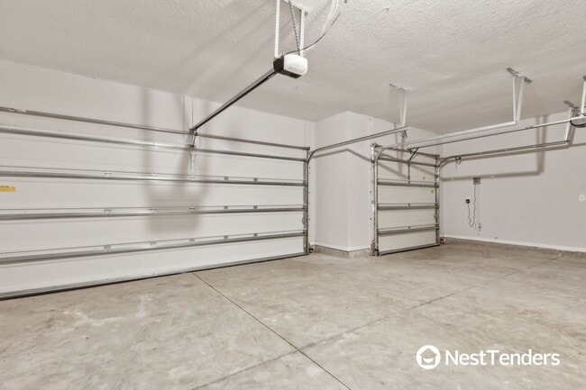 Building Photo - Five Bedroom Beauty in Plummer Creek!