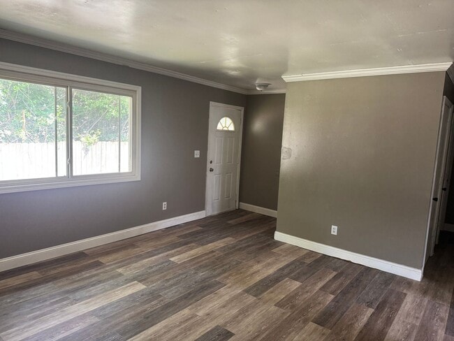 Building Photo - 2 Bedroom | 1 bath - Remodeled Unit Locate...