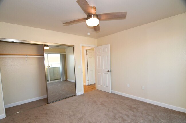 Building Photo - 571 Moss St