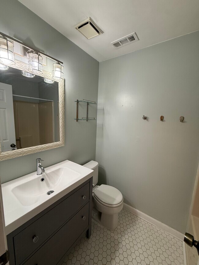 Building Photo - 713 Goodard Dr