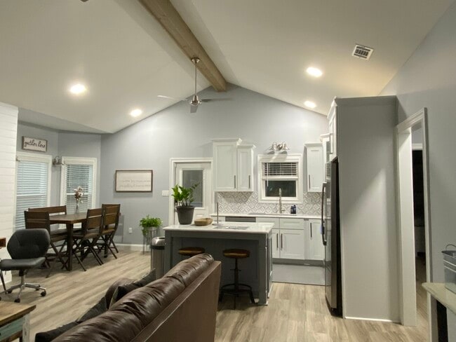 Building Photo - 2814 Melrose Dr