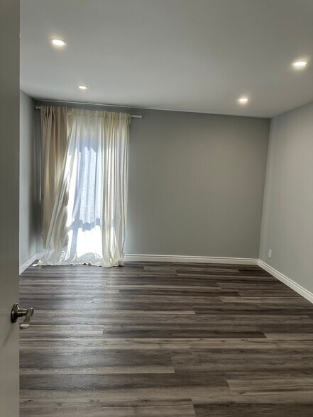 Building Photo - 1127 E Del Mar Blvd