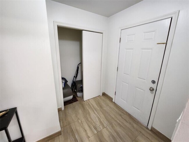 Building Photo - 219 NE 14th Ave