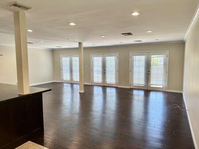 Building Photo - 6441 Baird Ave