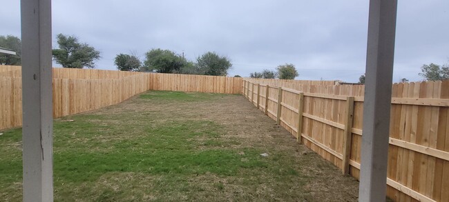 Building Photo - Luxury 3/2.5 Townhome in Cibolo