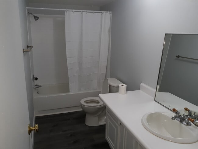 Building Photo - Neligh Triplex