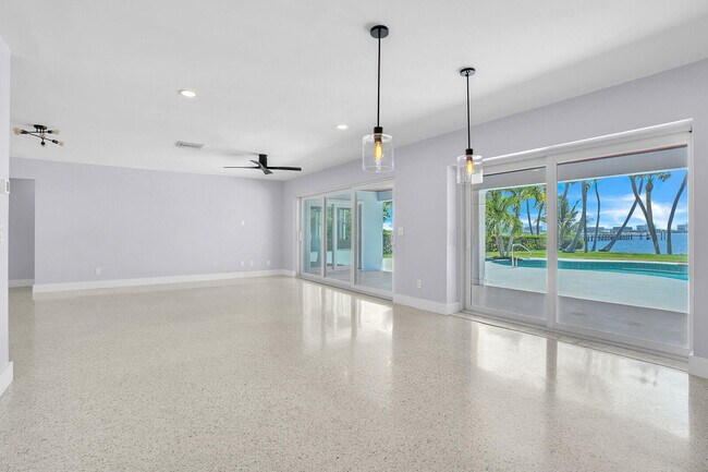 Building Photo - 930 S Lakeside Dr
