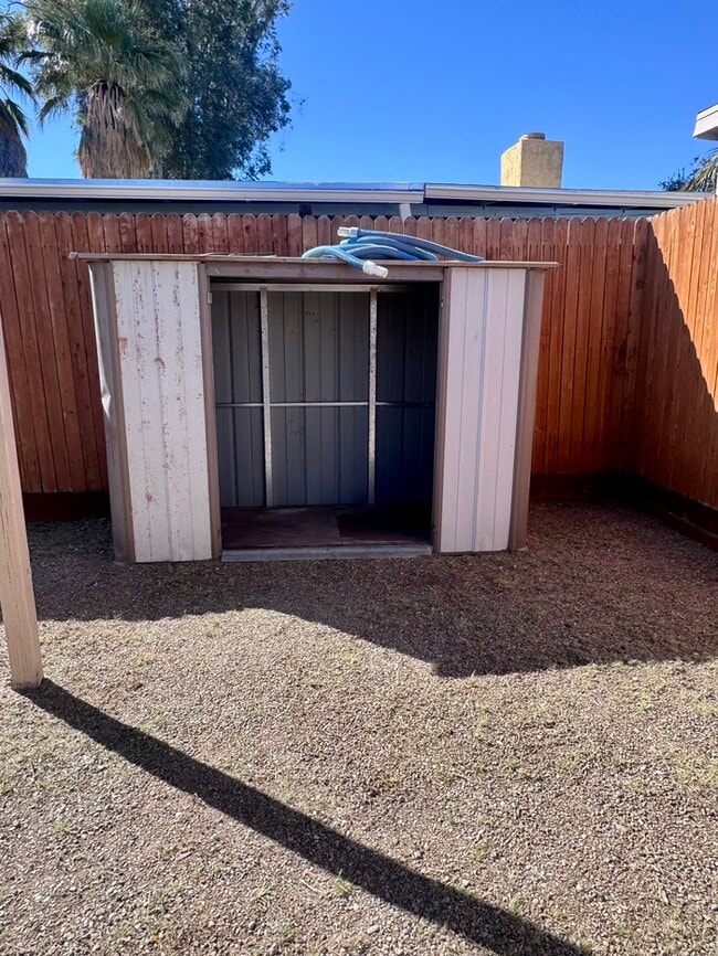 Building Photo - FOR RENT