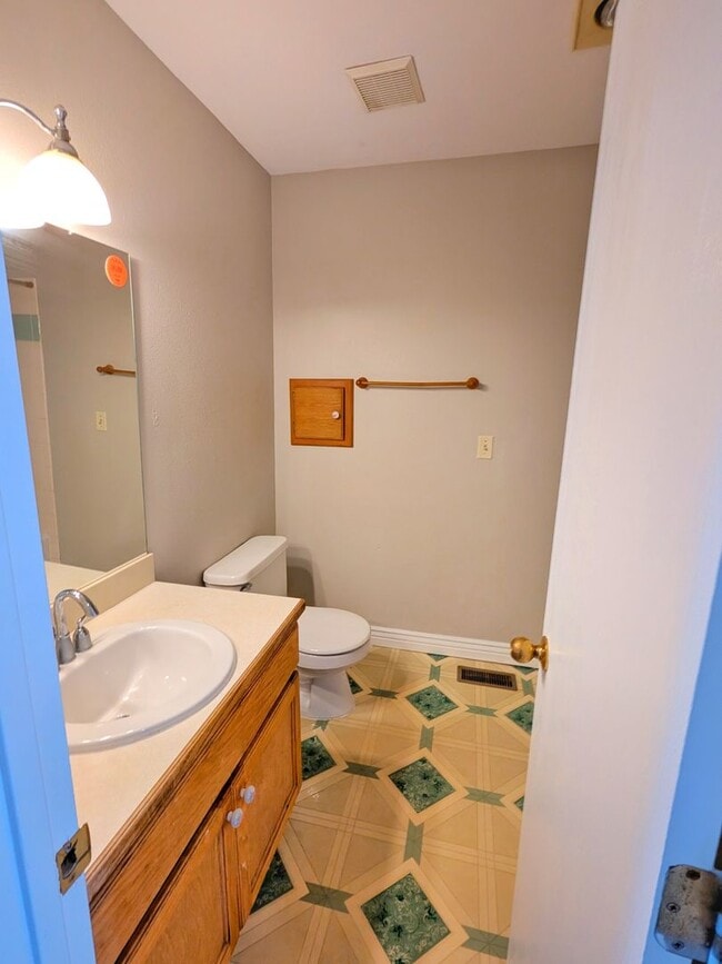 Building Photo - 5 Bedroom Three Bath, Great Location