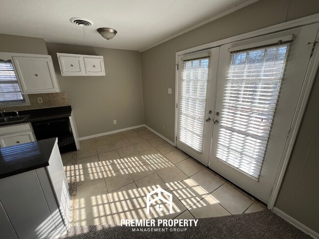 Building Photo - Spacious 3BR/1.5BA in Memphis - Open Kitchen, Dining Room & Private Backyard