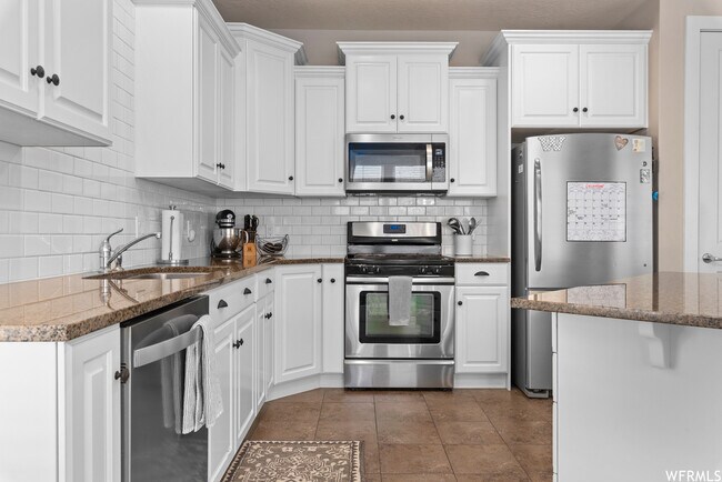 Building Photo - 885 S Crescent Way