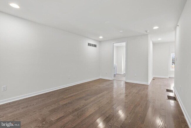 Building Photo - 819 11th Ave