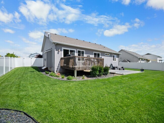 Building Photo - Beautiful home 5MILE/Big Yard & Garage (Furnished)