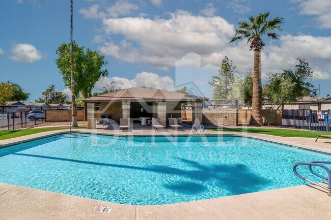 Building Photo - 1028 W Malibu Dr