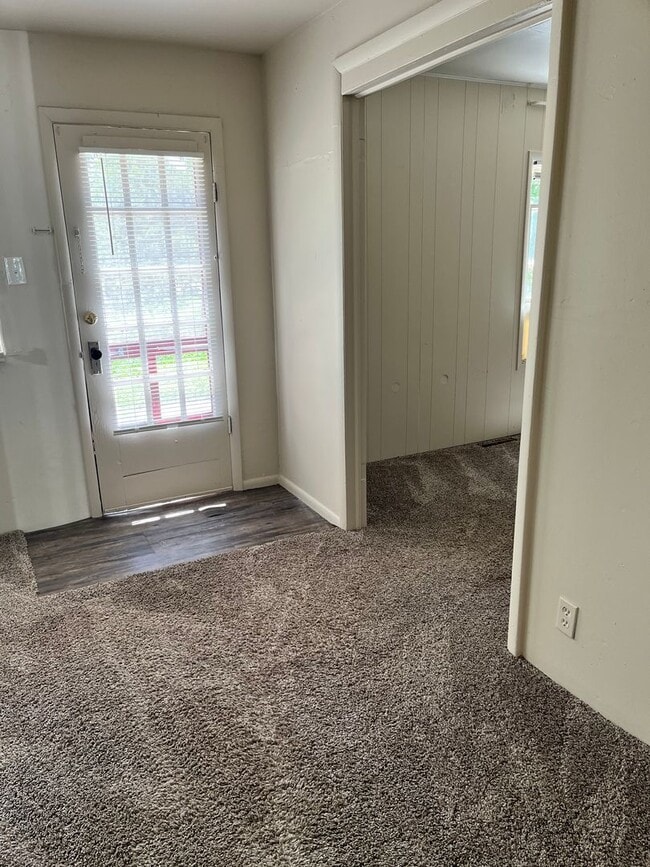 Building Photo - Charming 2-Bedroom Home Near the Heart of ...