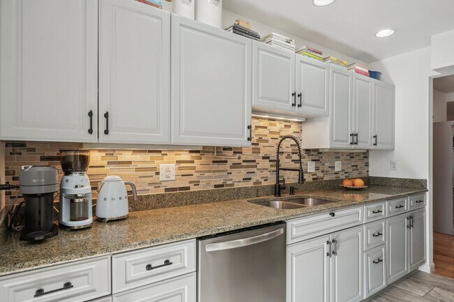 Building Photo - HALF MONTH RENT FREE!!!! GORGEOUS Brick To...