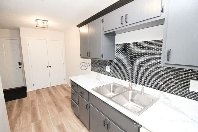 Primary Photo - 308 S Lewis Ave