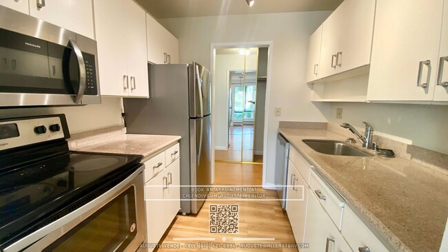 Building Photo - Largest 2-Bedroom at Watergate w/ Walk-in ...