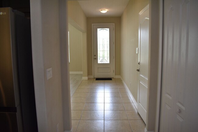 Building Photo - 5060 Creekside Park Ave