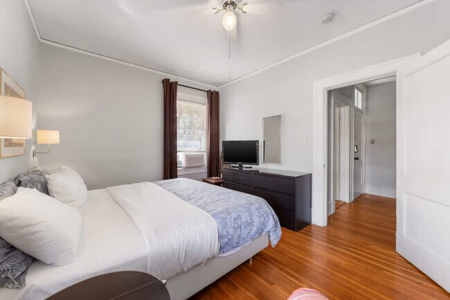 Building Photo - 536 Hawthorne Ln