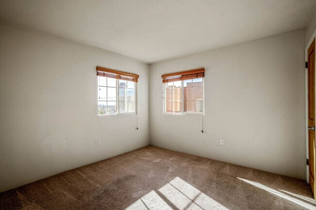 Building Photo - Sunny End Unit in Dos Santos!