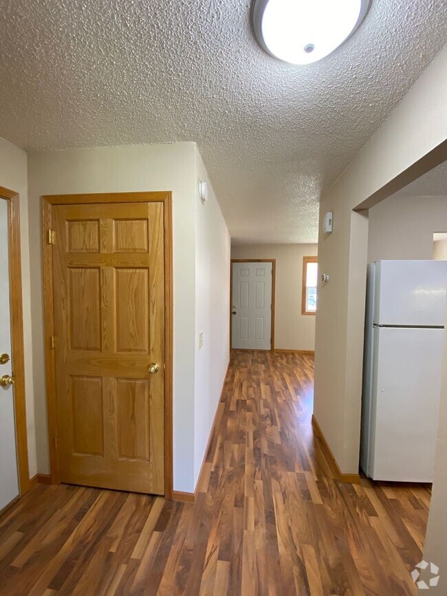 Building Photo - 2 Bed 1 Bath Townhome