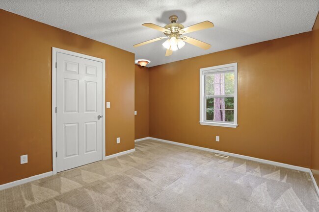 Building Photo - 598 Slick Rock Rd