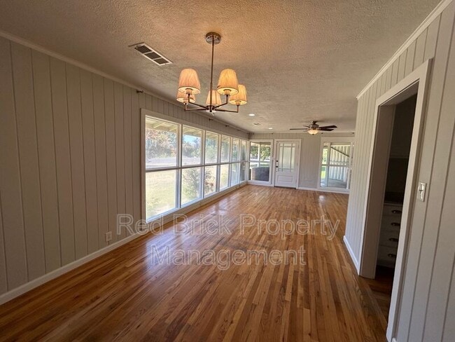 Building Photo - 1101 E North Bear Creek Dr