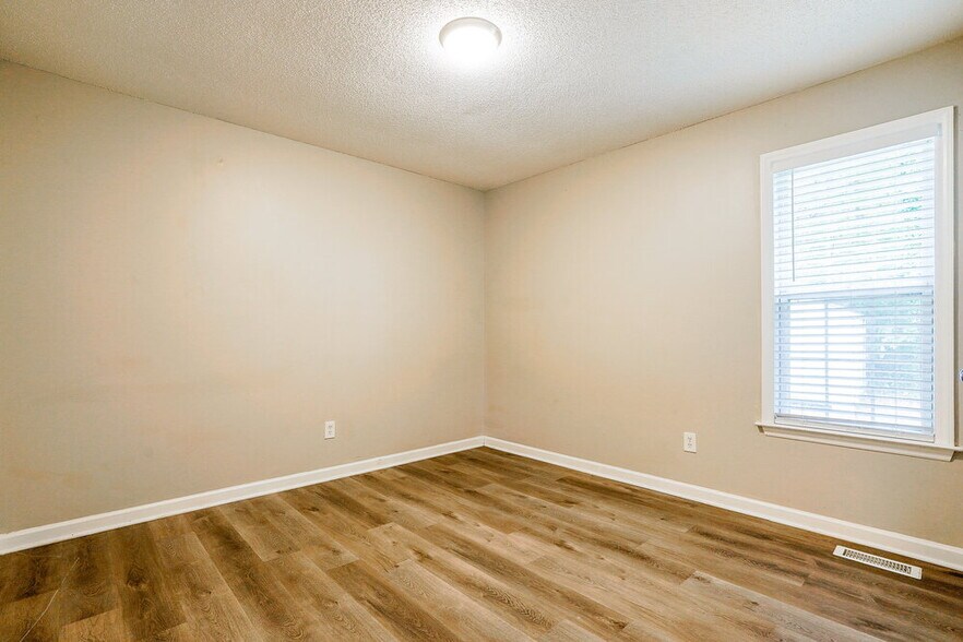 Building Photo - 121 Westonridge Run