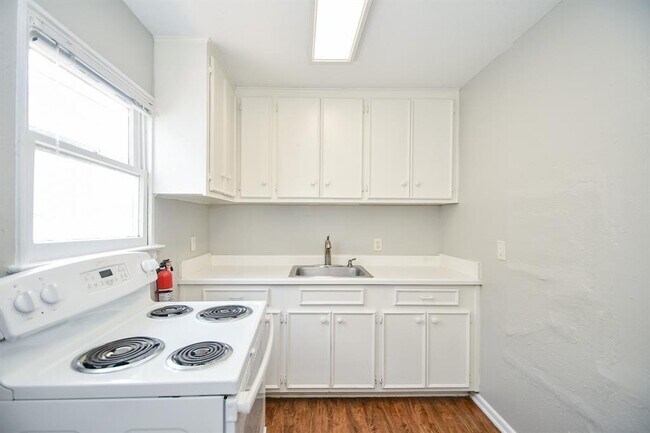 Building Photo - 2722 Wroxton Rd