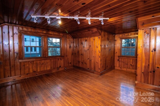Building Photo - 3400 Eastway Dr