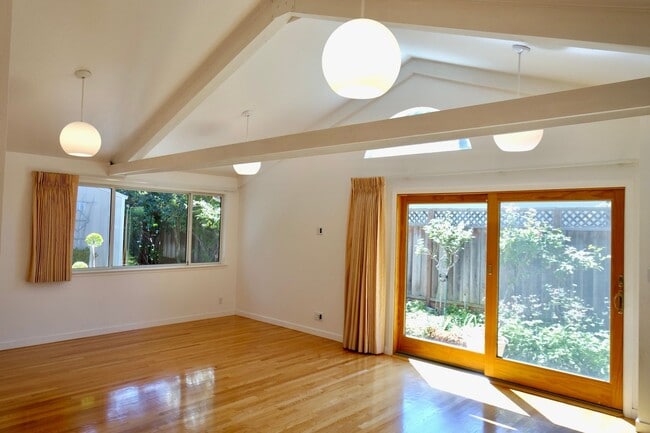 Building Photo - Third-Acre of Serenity