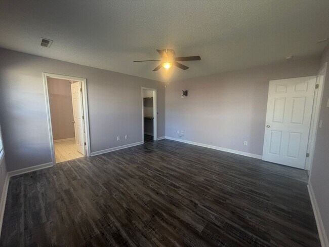 Building Photo - 3560 Oleander Dr