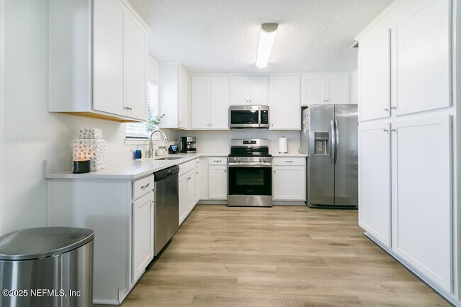 Building Photo - 6221 Ashwood Ln