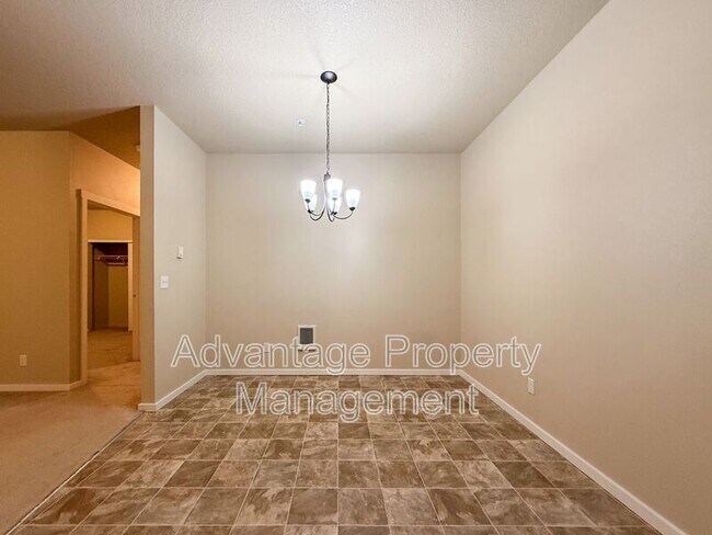 Building Photo - 519 Catron St N