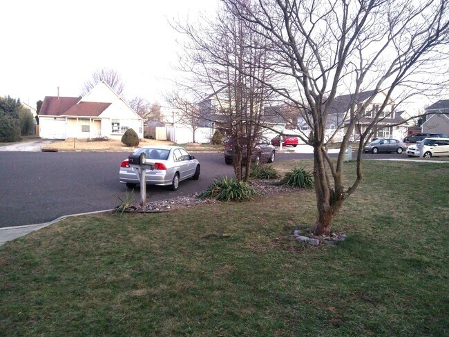 Building Photo - Spacious 3 bedroom house