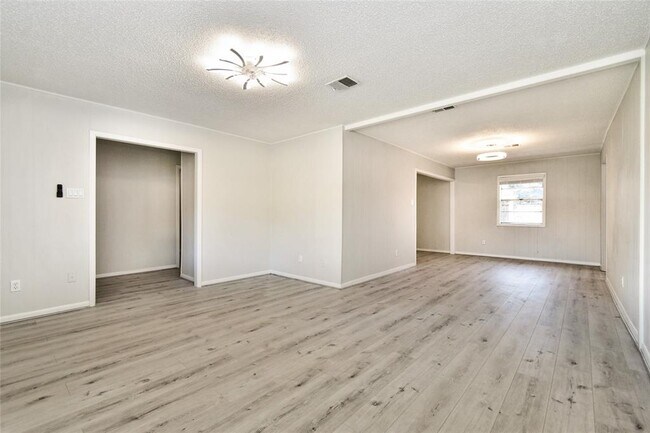 Building Photo - 1504 Holly Cir