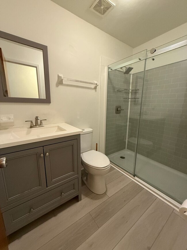 Building Photo - Completely Renovated!