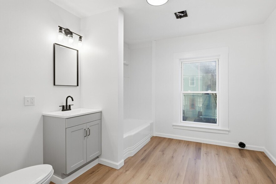 Building Photo - 7 Day Ave